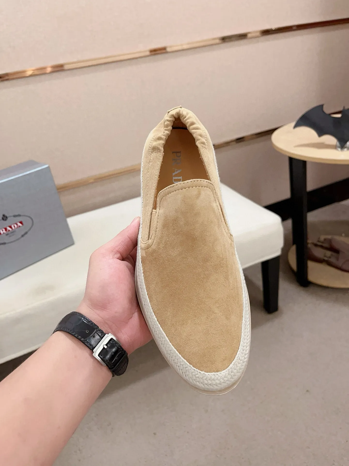 Men's shoes 💰 540💰 ✔️✔️✔️Higher version High-quality new PRADA (Prada) counters are launched at the same time. The new men's shoes and 😘 fabrics are made of high-tech glue-making technology. Lining: Full cowhide lining. 👍🏿 High-end ☄️ air-cushion molded anti-slip rubber outsole, exquisite lines, simple and elegant, comfortable and high-end for leisure travel. Code number: 38 to 45